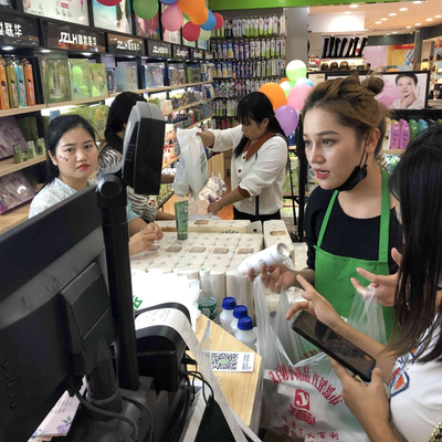 精妆联华化妆品加盟店 创业平台让加盟商成功开店